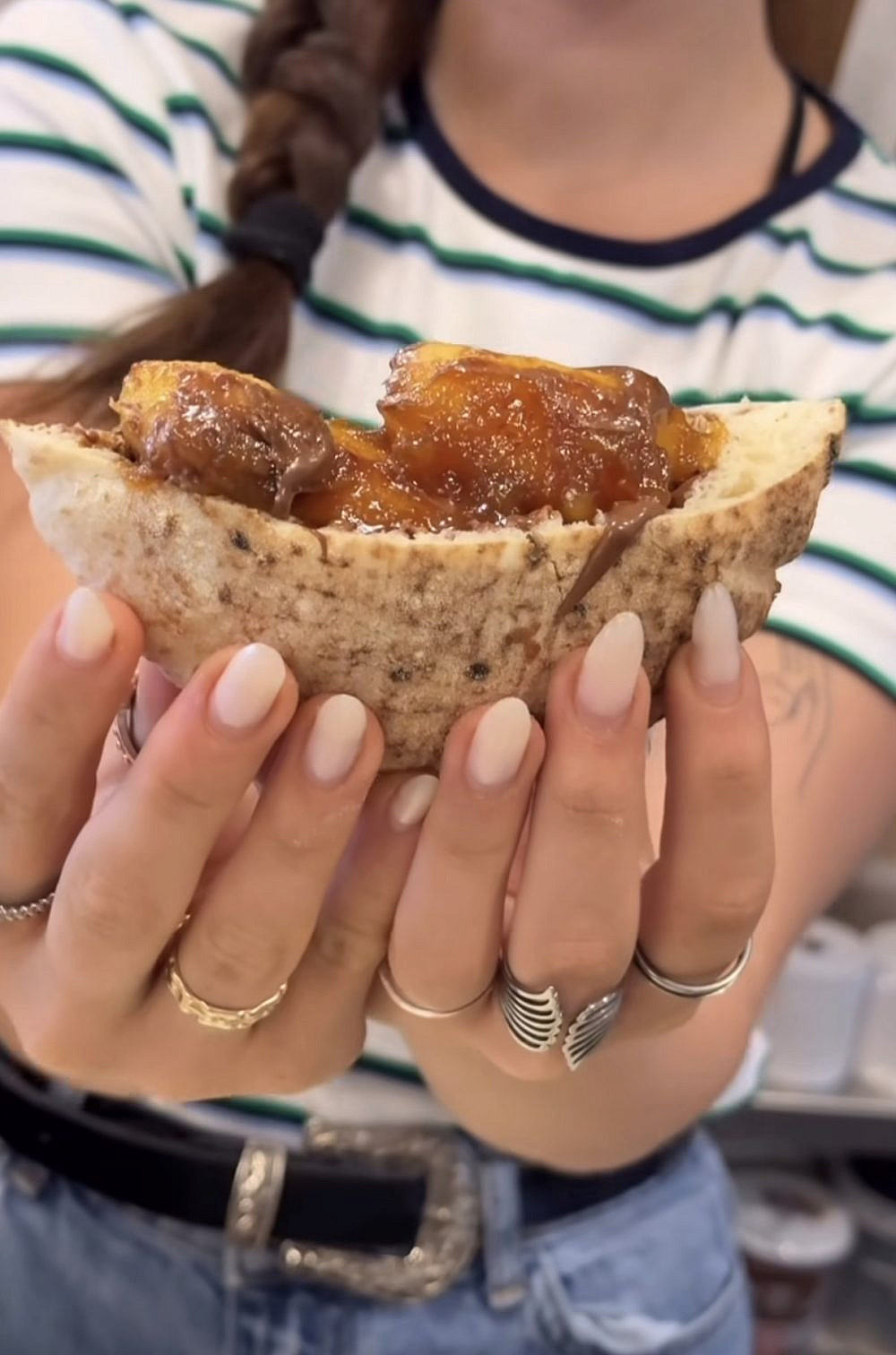 קרמלו אותנו. שורה עם שוקולד, פיתה לילדים של המזון. (צילום: אייל H) קרמלו אותנו. שורה עם שוקולד, פיתה לילדים של המזון. (צילום: אייל H)
