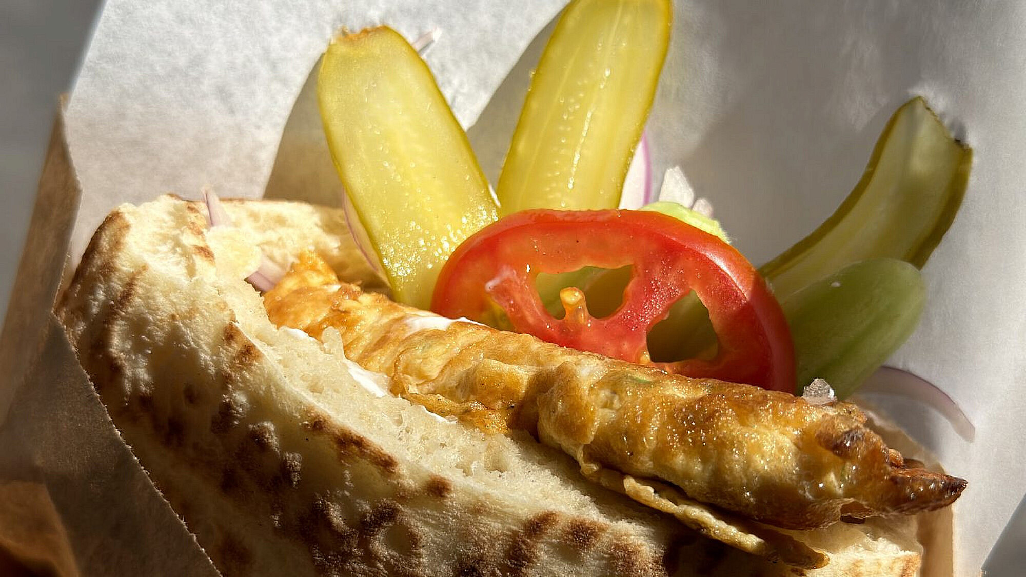 אצלנו בבית הספר אוכלים רק אייל שני. פיתה לילדים של המזון. (צילום: אייל H) אצלנו בבית הספר אוכלים רק אייל שני. פיתה לילדים של המזון. (צילום: אייל H)