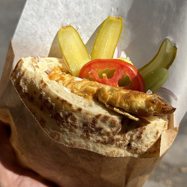 אצלנו בבית הספר אוכלים רק אייל שני. פיתה לילדים של המזון. (צילום: אייל H)