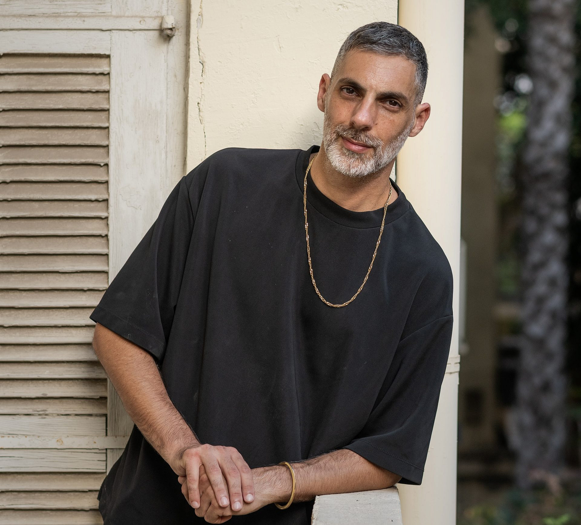 "הבדידות שלחה אותי לעולם של דמיון". שלומי לאופר (צילום: ליאור חורש) "הבדידות שלחה אותי לעולם של דמיון". שלומי לאופר (צילום: ליאור חורש)