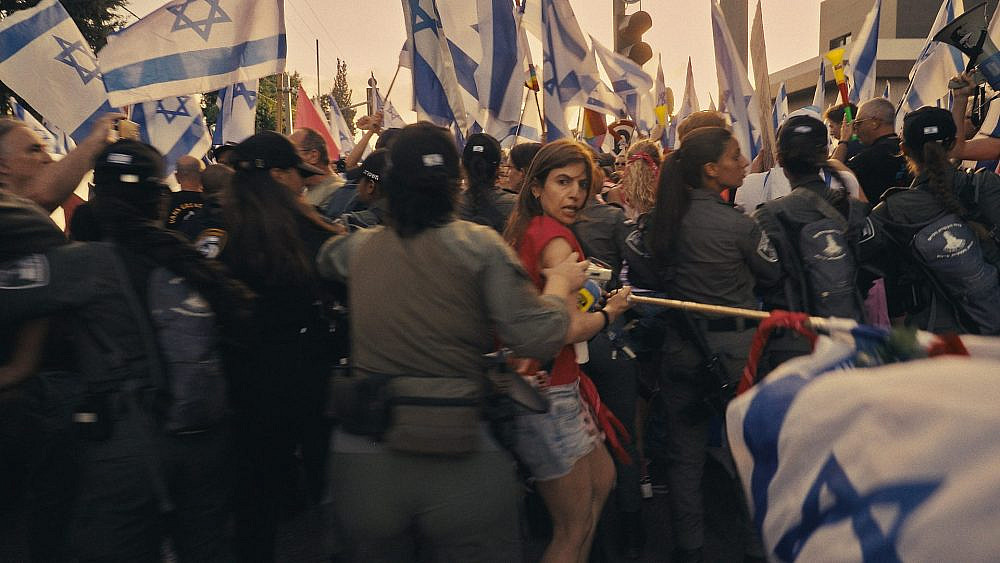 על העיוורון. מתוך הסרט "התעוררות – המאבק על הדמוקרטיה בישראל". (צילום: נאווה רזיליו) על העיוורון. מתוך הסרט "התעוררות – המאבק על הדמוקרטיה בישראל". (צילום: נאווה רזיליו)