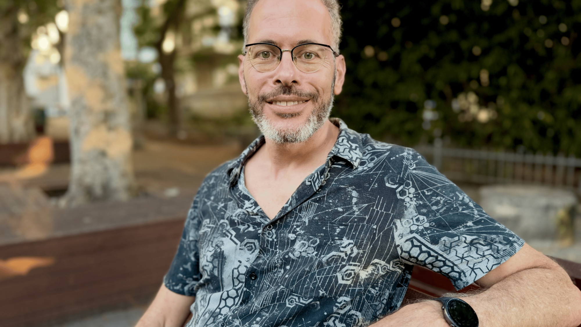 מסדרן כרטיסים באולם לראש התזמורת. זהר שרון מסדרן כרטיסים באולם לראש התזמורת. זהר שרון