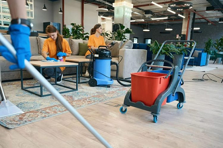 מה באמת צריך לבדוק לפני שבוחרים חברת ניקיון? צילום: envato