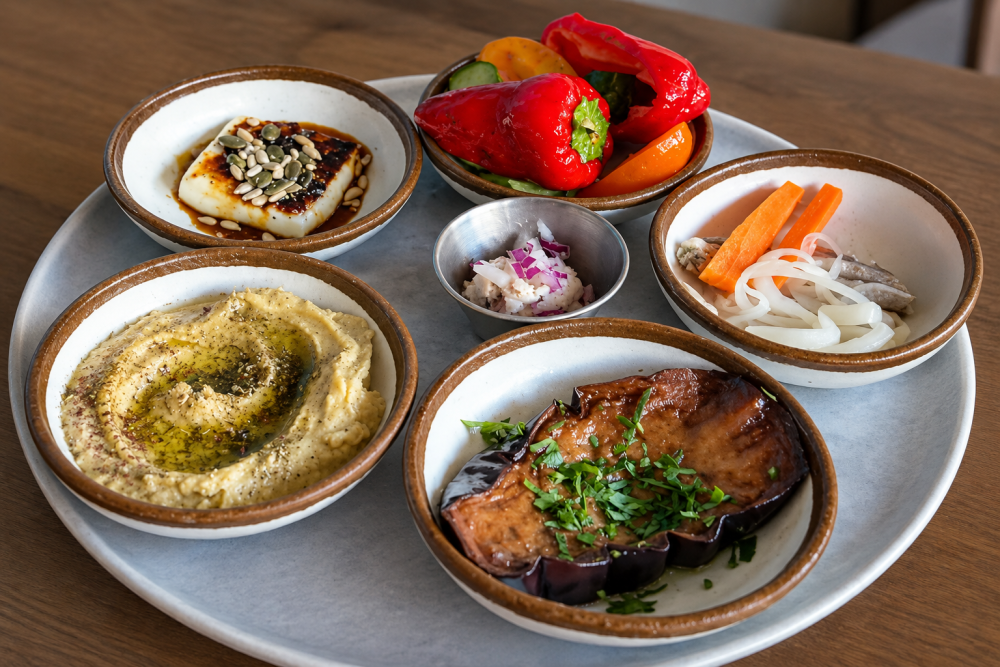 צלחות אלו אינן מיועדות לשבירה. סוף (צילום אייל H) צלחות אלו אינן מיועדות לשבירה. סוף (צילום אייל H)