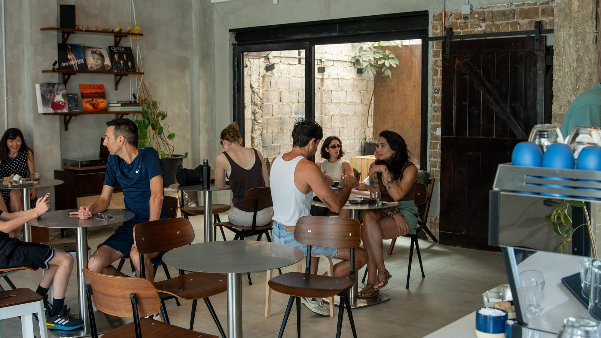 משהו להתעורר איתו. קופי ליין (צילום יעקב בלומנטל) משהו להתעורר איתו. קופי ליין (צילום יעקב בלומנטל)