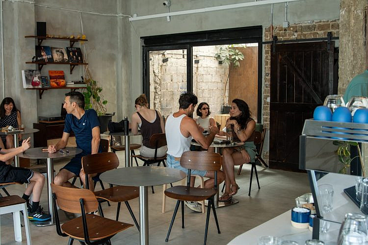 משהו להתעורר איתו. קופי ליין (צילום יעקב בלומנטל)