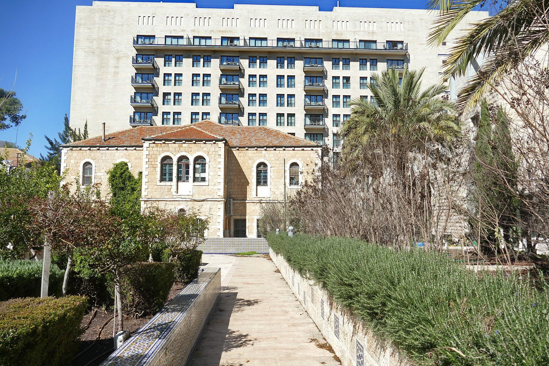 קשה להגדיר. המפעל עם מלון וולדורף אסטוריה מאחוריו (צילום: שאולה הייטנר, PikiWiki Israel)