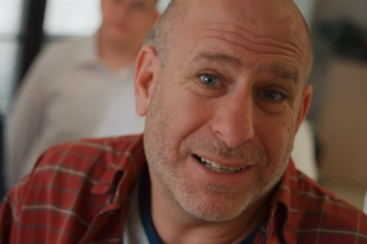 ד"ש לליאור אליהו. חנוך דאום ב"החיים הם תקופה קשה" (צילום מסך: קשת 12)