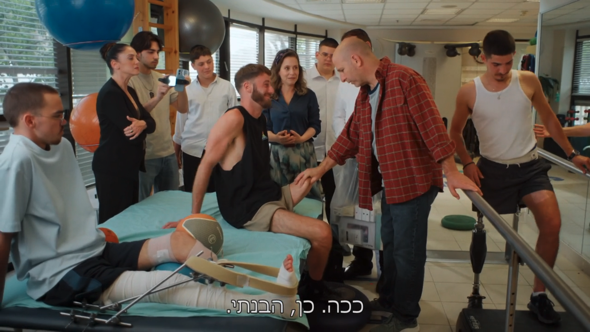 זה נעשה בהסכמה! חנוך דאום ב"החיים זה לא הכל" (צילום מסך: קשת 12) זה נעשה בהסכמה! חנוך דאום ב"החיים זה לא הכל" (צילום מסך: קשת 12)