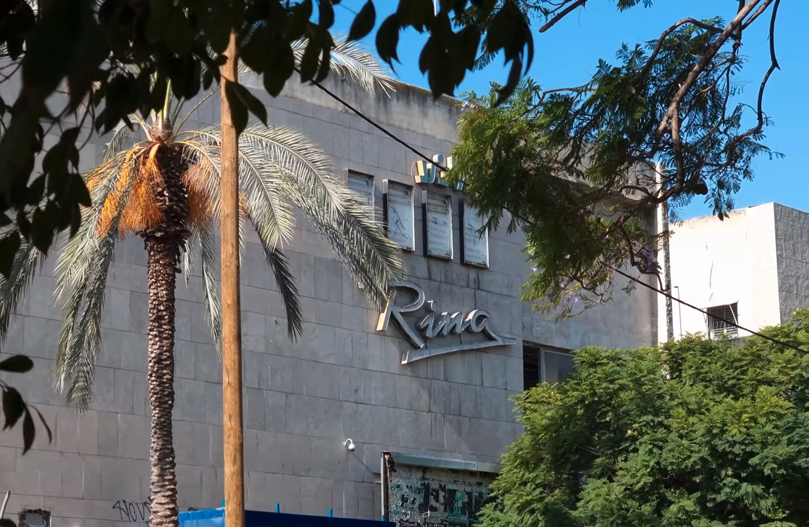 פעם גם להקות הופיעו פה. קולנוע רינה הנטוש (צילום מסך: יוטיוב – סודות הקולנוע בחולון)