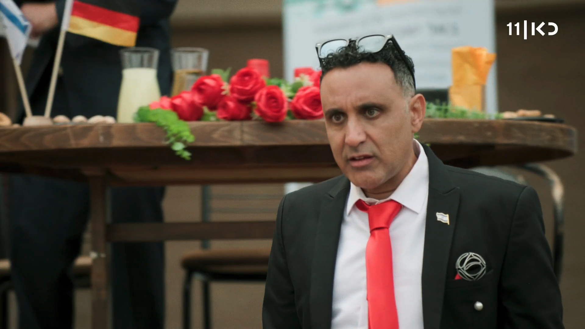 גם המצחיקנים הוותיקים נותנים כבוד ליוצר הצעיר. יניב ביטון ב"אנשים שפגשתי" (צילום מסך: כאן 11) גם המצחיקנים הוותיקים נותנים כבוד ליוצר הצעיר. יניב ביטון ב"אנשים שפגשתי" (צילום מסך: כאן 11)