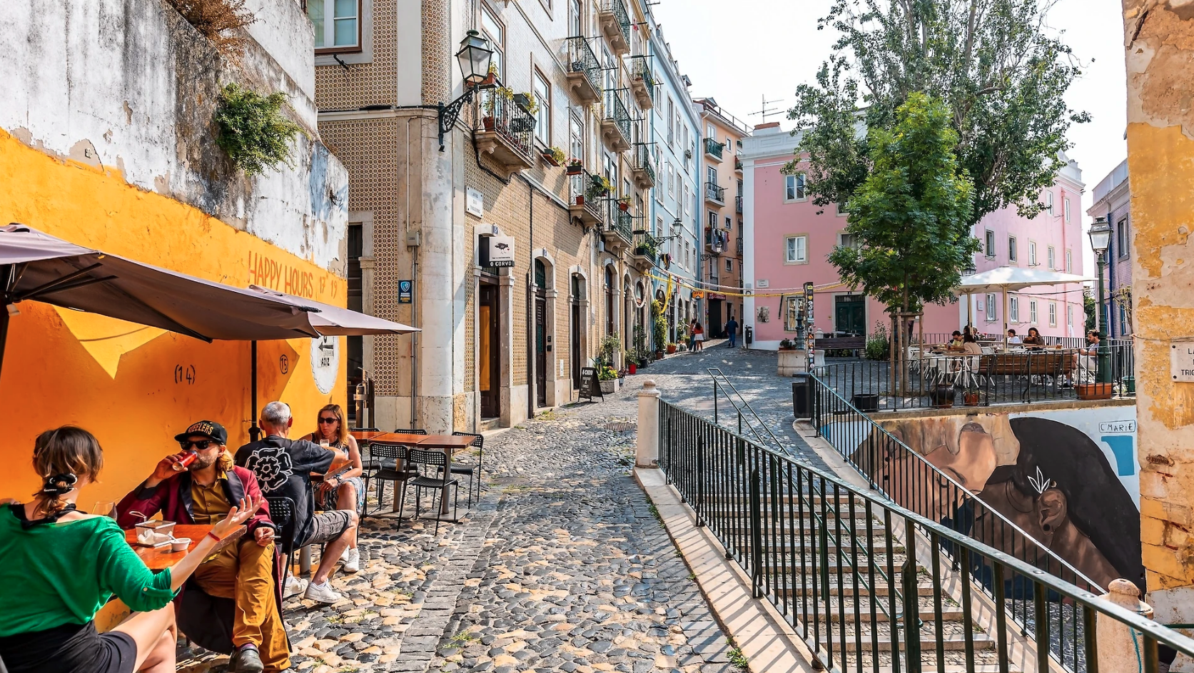 רחוב היסטורי בליסבון (צילום: maziarz / Shutterstock/ טיים אאוט) רחוב היסטורי בליסבון (צילום: maziarz / Shutterstock/ טיים אאוט)