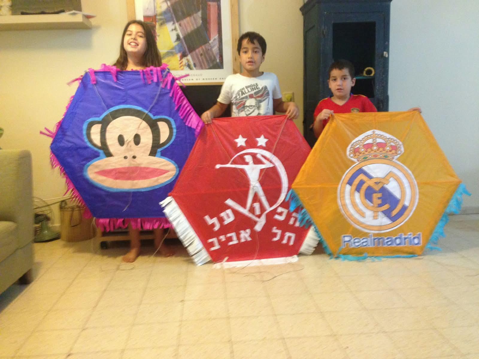 שובר את הלב. הילדים והעפיפונים (צילום: מתוך האלבום המשפחתי) שובר את הלב. הילדים והעפיפונים (צילום: מתוך האלבום המשפחתי)