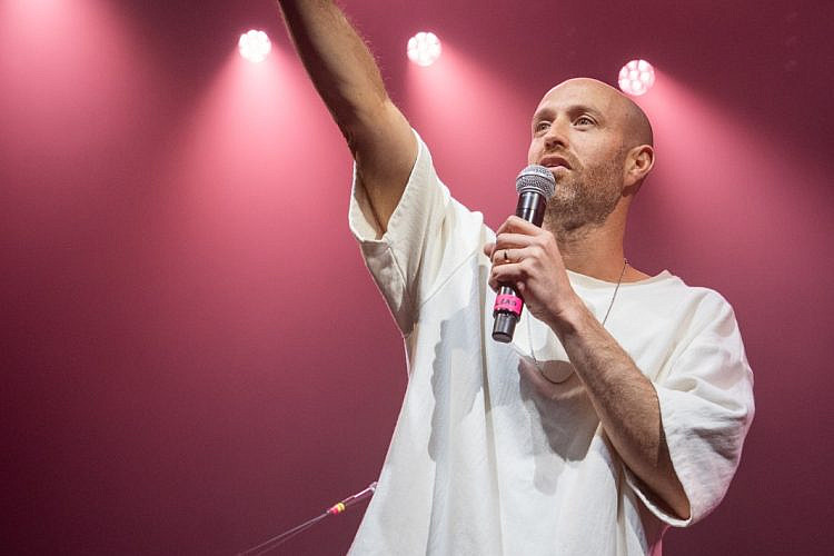 יום כן, יום לא, הוא פותח חלון. ג'ימבו ג'יי בבארבי (צילום: דן יהודה)
