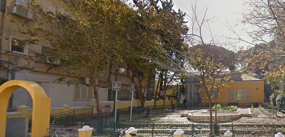 והשערים נפתחו. מרכז יום לקשישים ע“ש גולדה ויהודה צוקר. (צילום: גוגל סטריט וויו) והשערים נפתחו. מרכז יום לקשישים ע“ש גולדה ויהודה צוקר. (צילום: גוגל סטריט וויו)