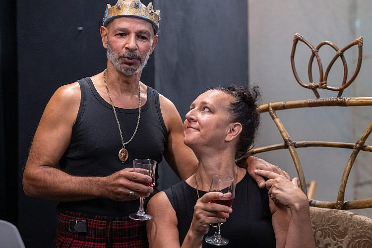 פוליטיקה של התמיד. מחדר החזרות לקראת ההצגה "מקבת". (צילום: משה ציטיאת)