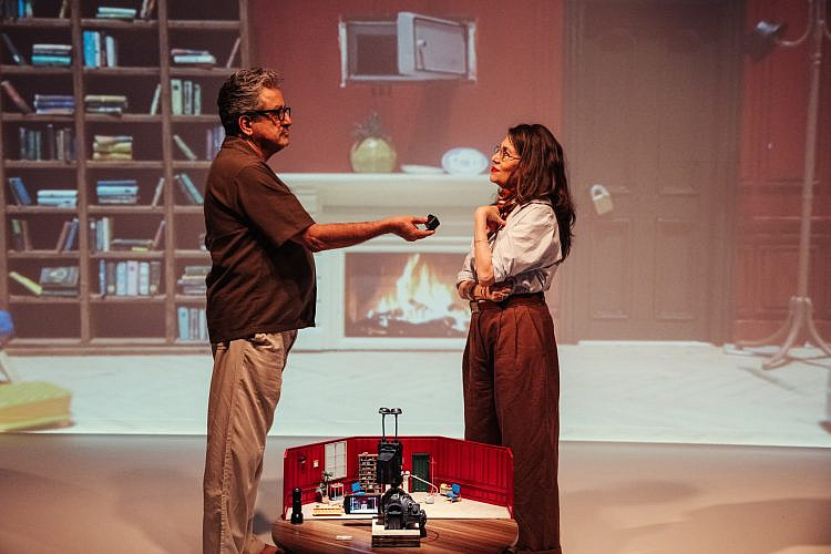 מי זה? מי זה? מי זה? "המבקשים לצאת" (צילום: אורית פניני)