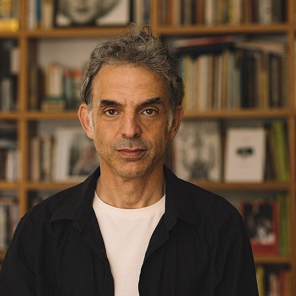 כך כתוב. אתגר קרת. (צילום: ליאל סנד)