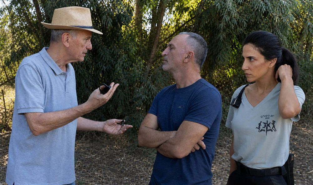 אבי נשר ושחקני "האהבות שלנו". (צילום: חנה ורשקוב)