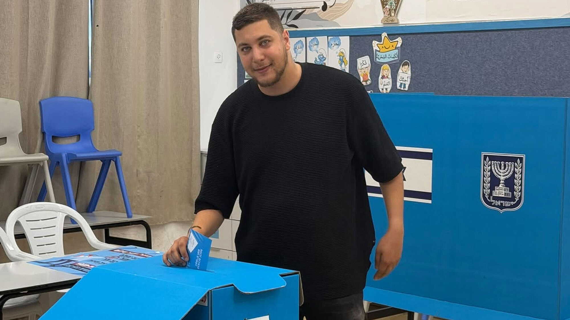 ינאל ג'בארין מצביע בלי להתנצל (צילום: קמר מנאסרה)