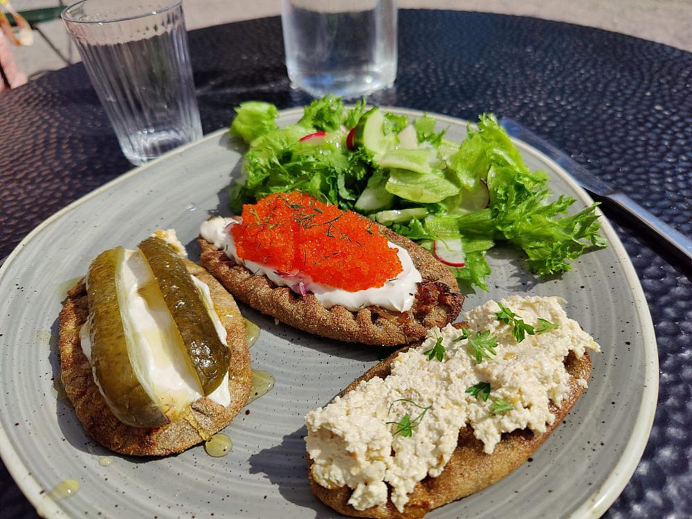 פשטידות קרליאניות, מאכל פיני מסורתי בהלסינקי (צילום: עמית סלונים)