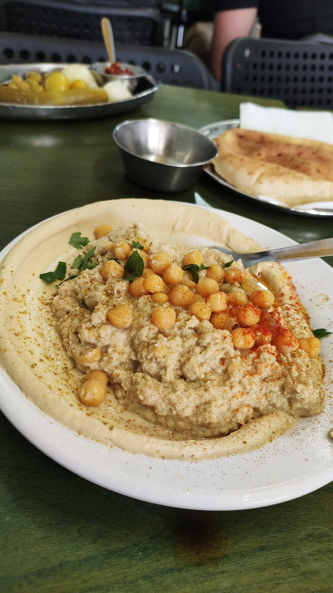 שווה את הדו"ח. המשאוושה של חומוס אבו אדהם בקרליבך (צילום: עמית סלונים)