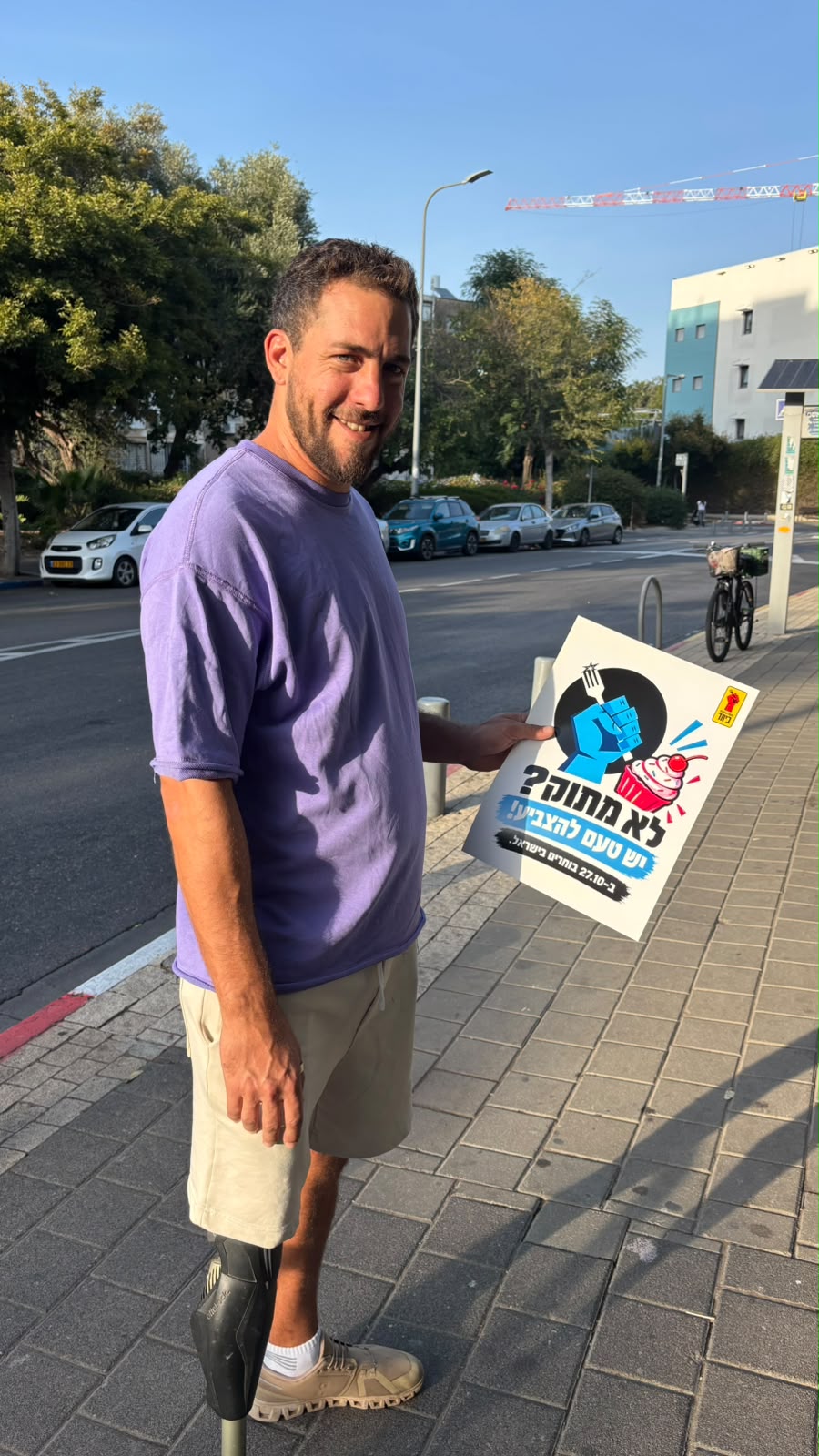 מסעדנים מקהילת "מסעדנים חזקים ביחד" תולים פוסטרים לעידוד הצבעה. (צילום: פשוש מורג)
