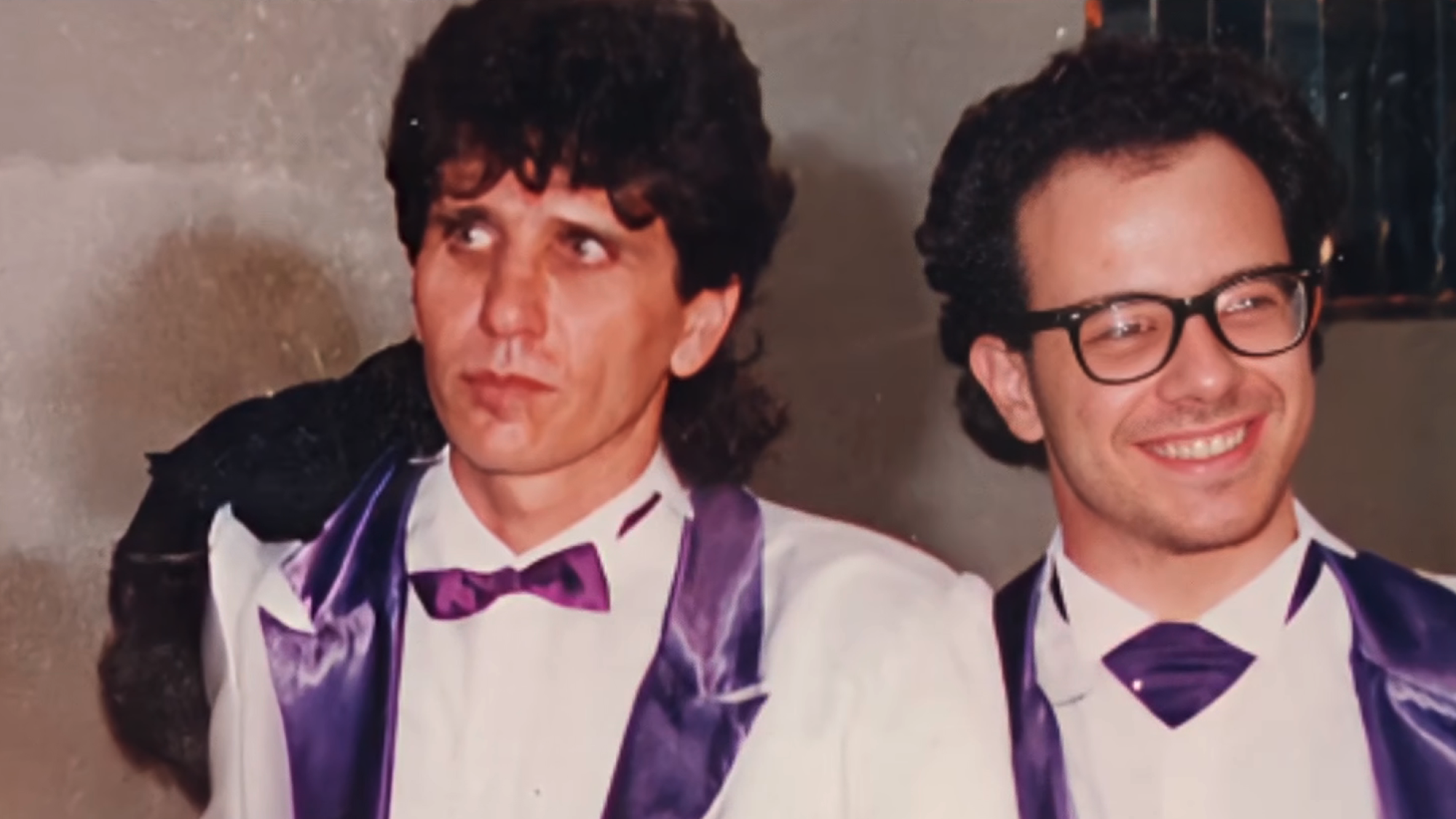 כמו להצטרף לרולינג סטונס. קובי אוז וחיים אוליאל בסרט "שפתיים" (צילום מסך: כאן 11) כמו להצטרף לרולינג סטונס. קובי אוז וחיים אוליאל בסרט "שפתיים" (צילום מסך: כאן 11)
