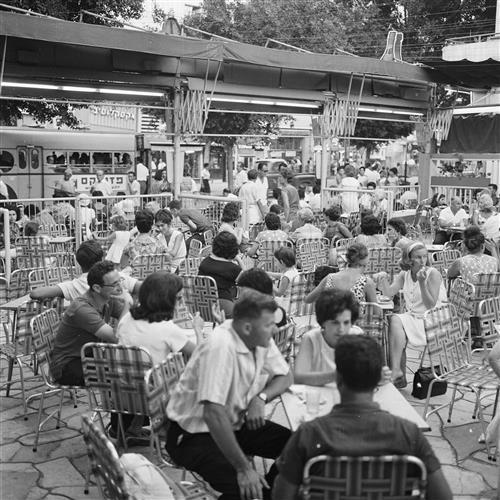 לקוחות יושבים בקפה רוול ברחוב דיזנגוף 1963. (צילום: וילי פולנדר, באדיבות הארכיון העירוני תל אביב-יפו​)